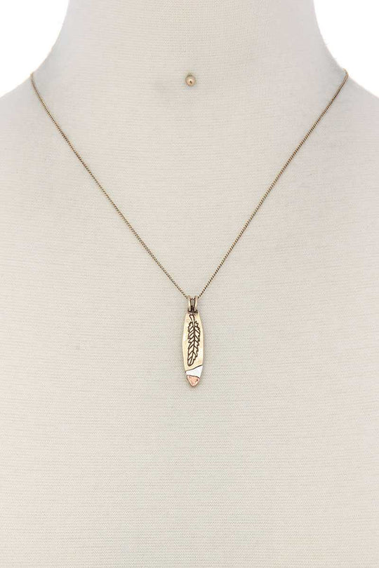 Feather Engrave Oval Shape Necklace